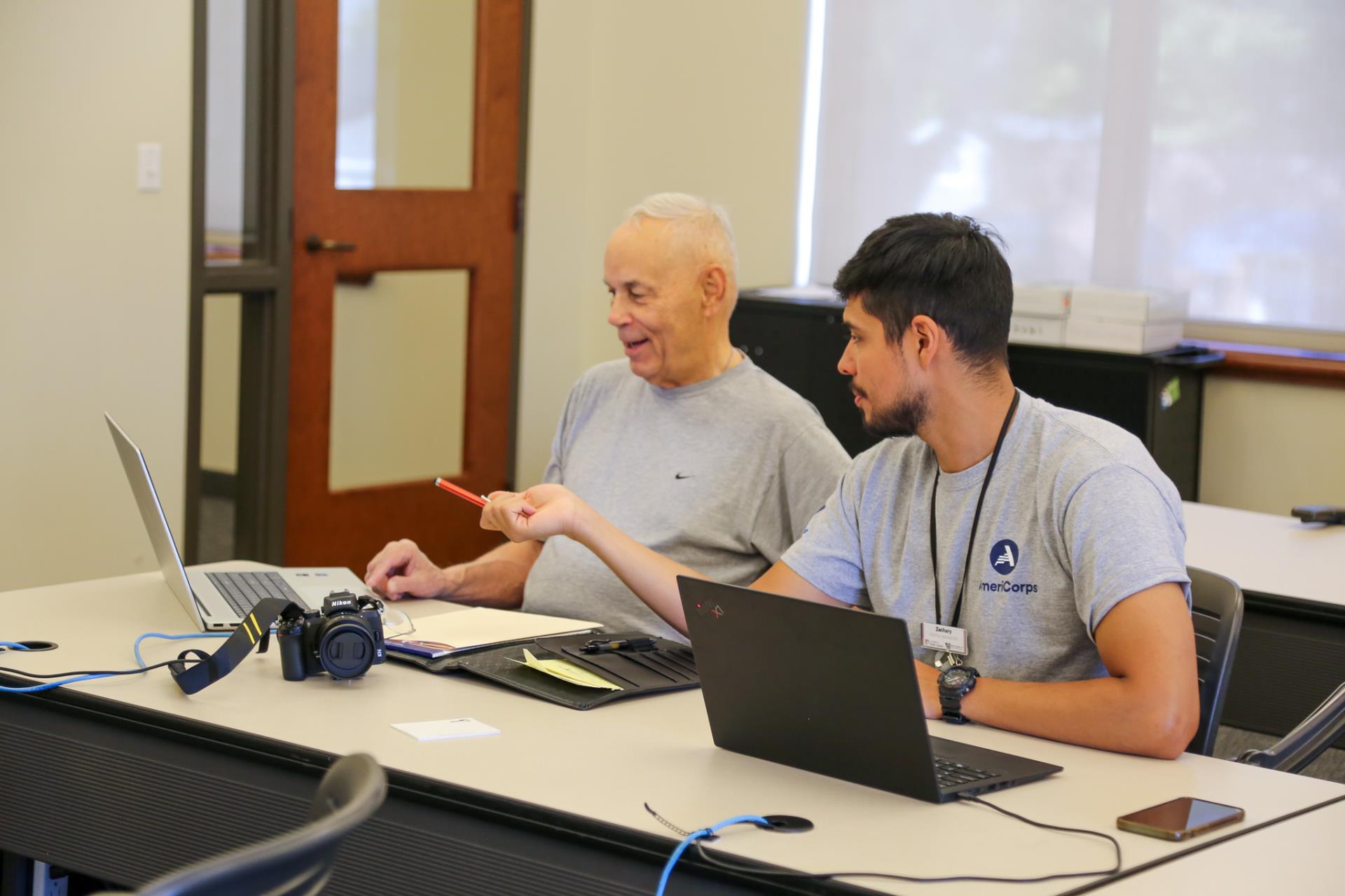 Digital navigator pointing to something on the learners laptop